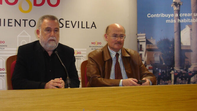 Antonio Rodrigo Torrijos y José Antonio Salido, en una rueda de prensa.