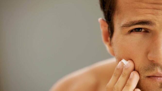 Se recomienda aplicar cremas para evitar la profundidad de las arrugas.