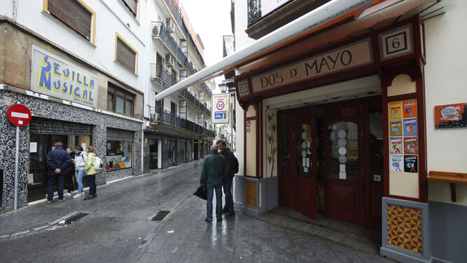 Calle Cardenal Spínola, esquina con Baños, entre Sevilla Musical y el bar Dos de Mayo.