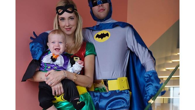Chiara Ferragni celebr&oacute; Halloween en familia como Batman y Robin.