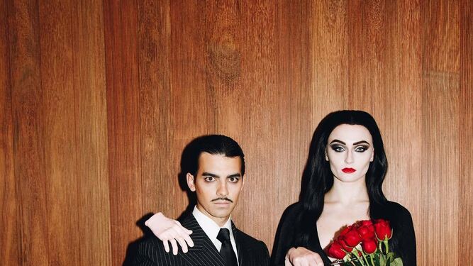 Sophie Turner y Joe Jonas fueron los m&aacute;s elegantes de los eventos de Halloween con su disfraz de G&oacute;mez y Morticia Addams.
