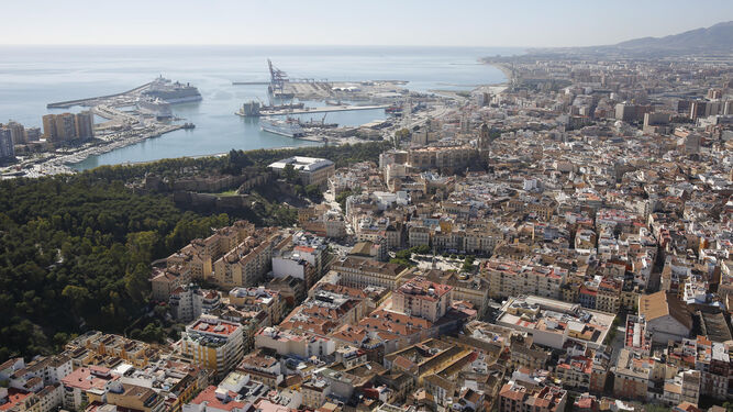 Vista aérea del Centro y del resto de la ciudad de Málaga.