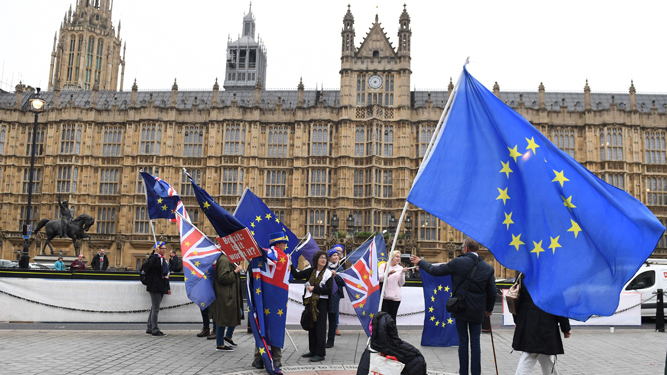 Contrarios al 'brexit' protestan junto al Parlamento Británico.