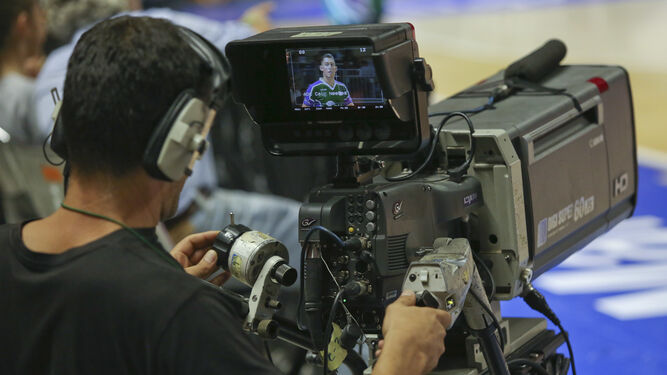 Un operador de cámara durante la grabación de un evento deportivo.