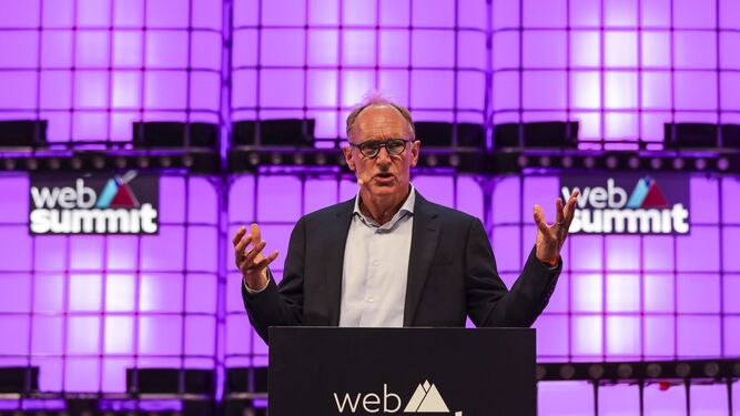 Tim Berners-Lee, pronuncia un discurso durante la inauguración de la Web Summit de Lisboa