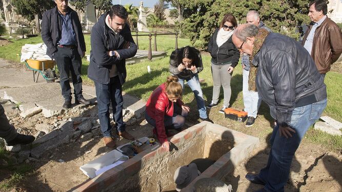 Representantes de las instituciones públicas y sociales visitas los trabajos de exhumación de Bebes Robados en l cementerio de San José.