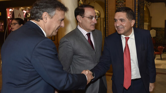 Francisco Arteaga saluda a Gaspar Llanes, secretario general de Econom&iacute;a de la Junta, en presencia de Javier Gonz&aacute;lez de Lara.