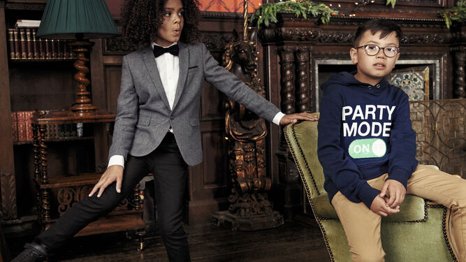Izquierda: pantalones (9,99&euro;), camisa con pajarita (17,99&euro;), blazer (39,99&euro;). Derecha: sudadera 'party mode' (19,99&euro;), pantalones (17,99&euro;).