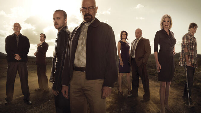 Heisenberg con su lugarteniente Jesse Pinkman, en primer plano, con el resto de protagonistas de la serie