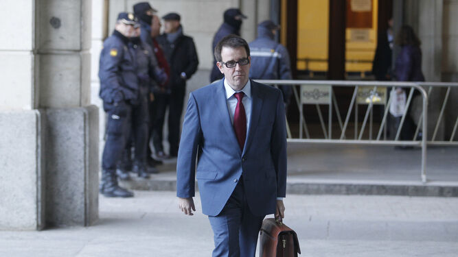 El abogado de Manos Limpias llega al juicio de los ERE