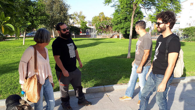 Julián Moreno conversa con vecinos en el Parque de los Perdigones.