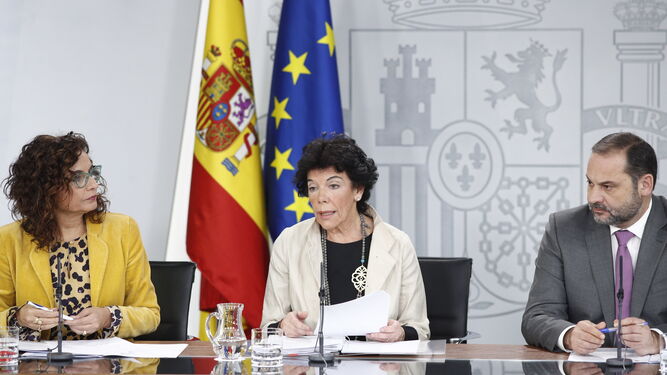 María Jesús Montero, Isabel Celáa y  José Luis Ábalos, en rueda de prensa posterior al Consejo de Ministros.