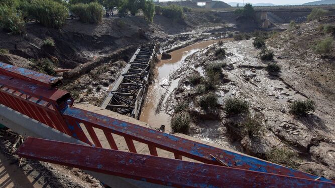 Puente derribado en Aguadulce que justifica el uso de la plataforma del Eje Transversal