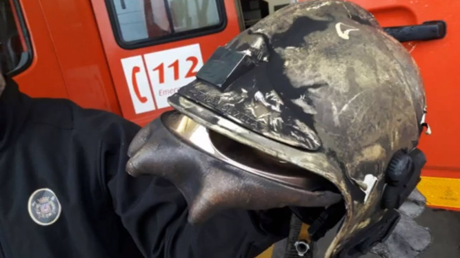 Estado del casco de uno de los bomberos heridos.