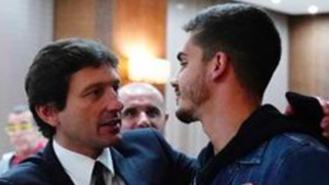 Andre Silva visitó la concentración del Milan en Sevilla y saludó al director deportivo, Leonardo.
