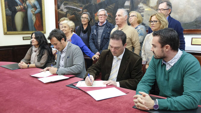 Momento de la firma del convenio entre Ayuntamiento, Cemabasa y SOS Bebés Robados.