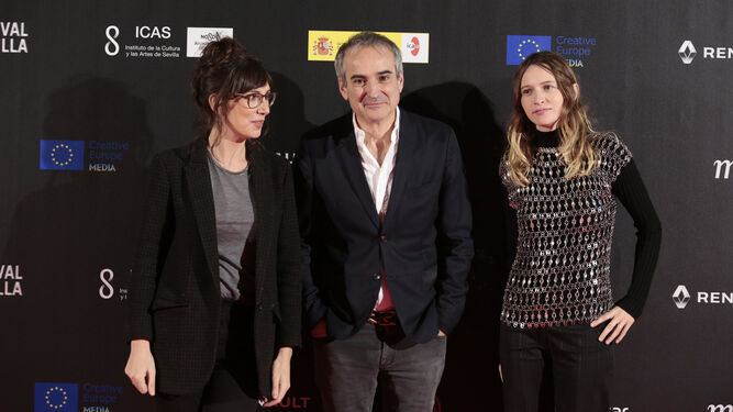 El equipo de 'Non-Fiction', el director Olivier Assayas con las actrices Nora Hamzawi y Christa Th&eacute;ret.
