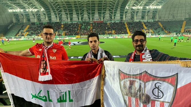 Ahmed, Mohamed y Muthana, con la bandera de Irak y la del Sevilla en el Akhisar Arena.