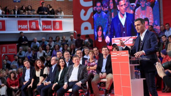 El presidente del Gobierno, Pedro Sánchez, durante su intervención en un mitin multitudinario en el municipio madrileño de Fuenlabrada