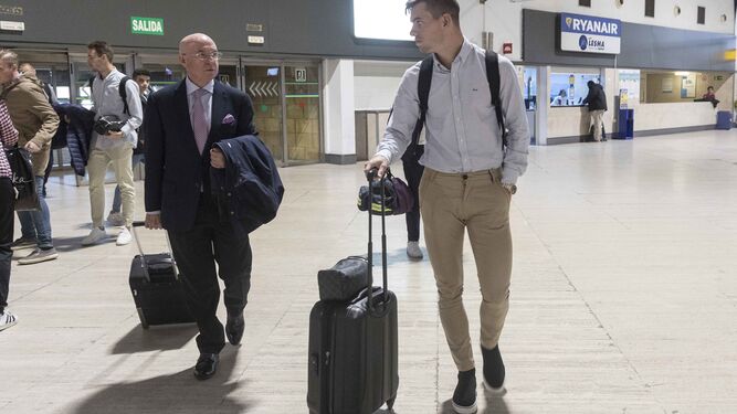 Lo Celso dialoga con Serra Ferrer en el aeropuerto San Pablo antes de volar a Barcelona.
