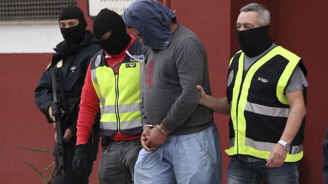 Policías nacionales, deteniendo a un miembro de una célula yihadista (imagen de archivo).