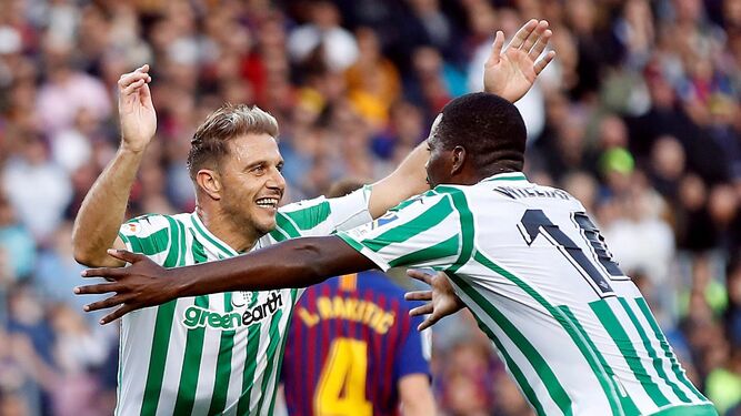 William corre a abrazar a Joaquín tras anotar el portuense el 0-2 en el Camp Nou.