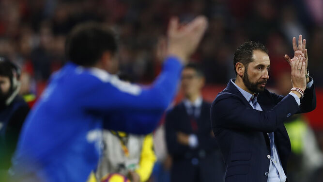 Pablo Machín aplaude a sus jugadores mientras un aficionado, a su vez, le dedica un gesto de aprobación.