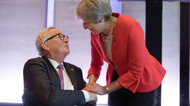 Jean-Claude Juncker saluda a Theresa May en una reunión en Salzburgo en septiembre.