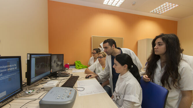 Profesionales sanitarios trabajando en el área de Radioterapia.