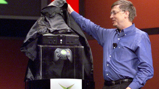 Bill Gates descubriendo la primera versión de la Xbox en 2001.