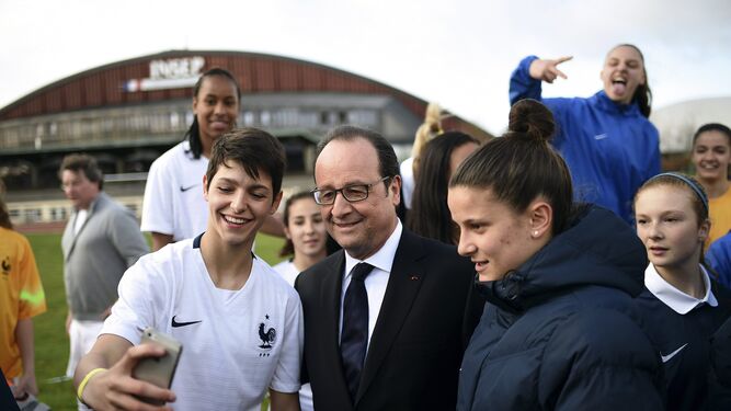 Hollande posa con unos jóvenes en el Instituto Nacional de Francia en 2016.