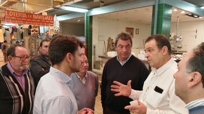Beltrán Pérez habla con los comerciantes del mercado de abastos de Las Candelarias
