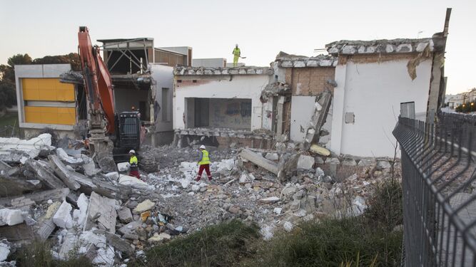 La demolición del edificio que iba a ser escuela de hostelería, demolido tras una sentencia del TSJA.