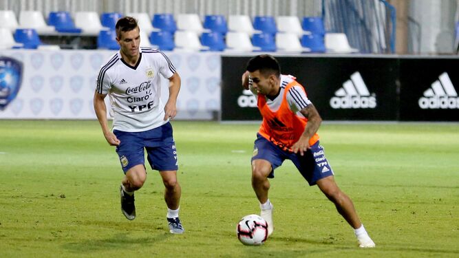 Lo Celso presiona a Correa en un entrenamiento de Argentina.