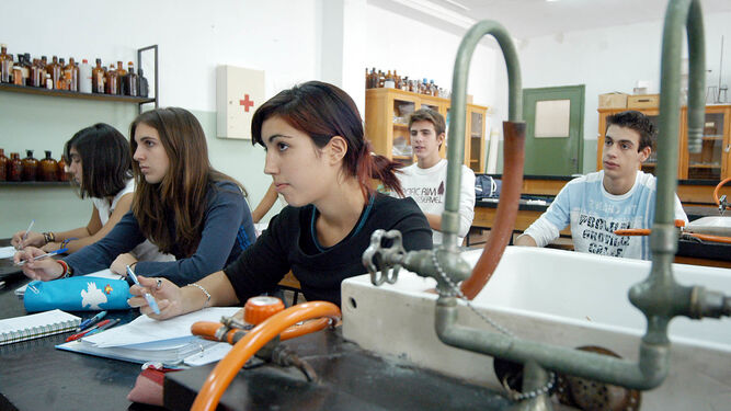 Un grupo de alumnos en el laboratorio del Martínez Montañés.