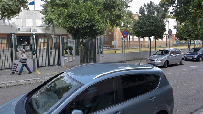 La puerta del colegio Jacaranda, en Sevilla Este.