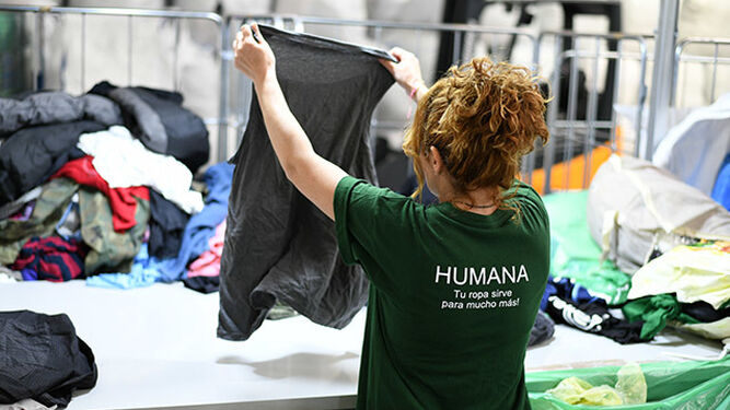 Voluntaria de Humana recicla ropa.
