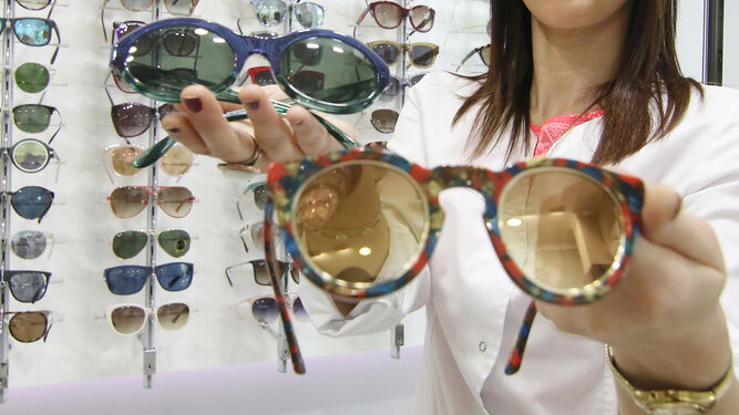 Estampadas o lisas, la variedad de modelos de gafas de sol es amplia esta temporada.