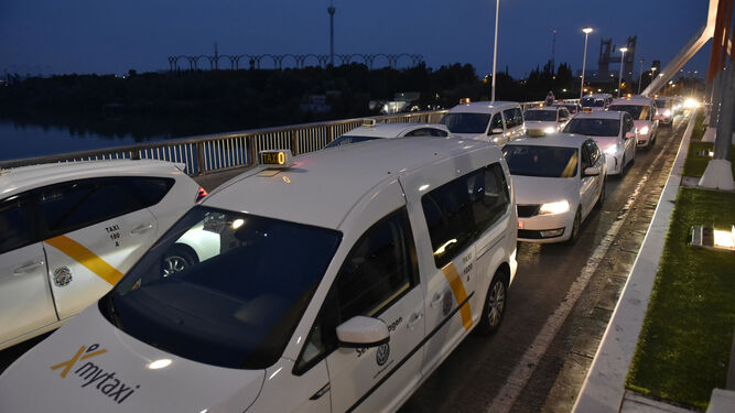 Taxis ocupando el puente de la Barqueta.