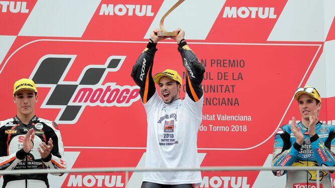 El piloto de Moto 2, el portugues Miguel Oliveira, en el podio junto a Lecuona y Àlex Márquez.