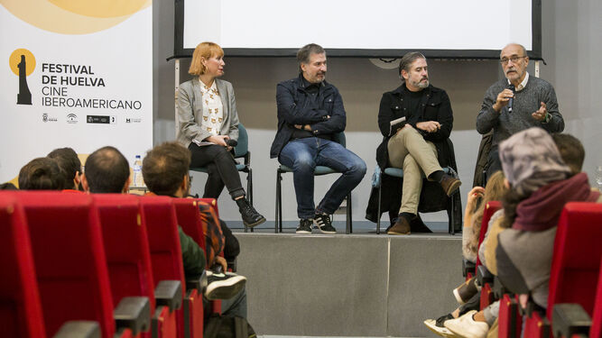 Virginia Pablos, José Manuel Zamora, Nacho Carballo y José María Riba, al fondo, durante la mesa redonda sobre festivales de cine