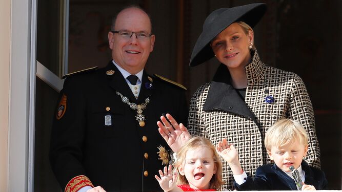 Alberto II y Charlene, con sus mellizos, saludan desde Palacio.