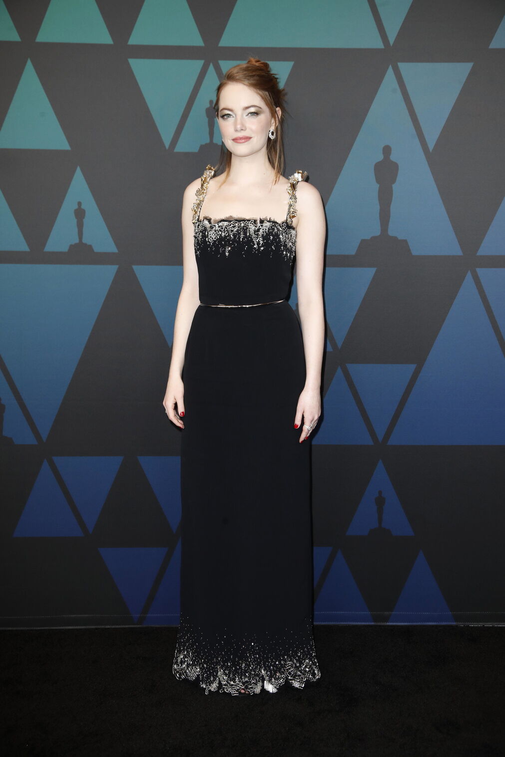 Emma Stone, de con un vestido custom de Louis Vuitton Primavera Verano 2019 y joyas y accesorios de la misma firma.