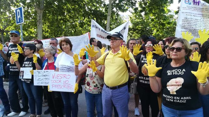 Miembros de SOS Bebés Robados Cádiz en una manifestación en Madrid.