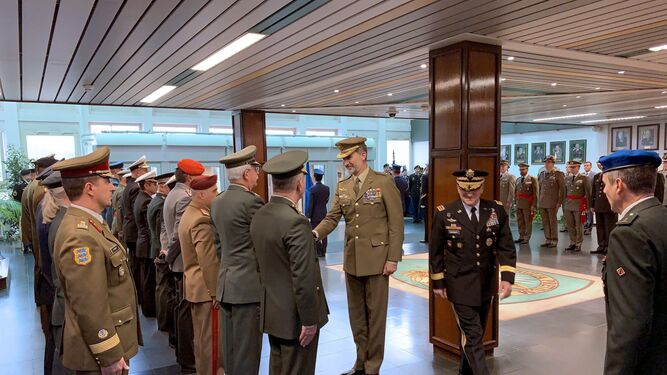 El rey Felipe VI saluda al personal del cuartel general de la OTAN en Mons (Bélgica) en el marco de su primera visita a las sedes de la Alianza Atlántica como Monarca.