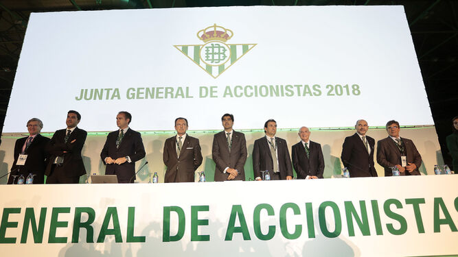 La mesa de la Junta General de Accionistas del Betis, presidida por Ángel Haro.