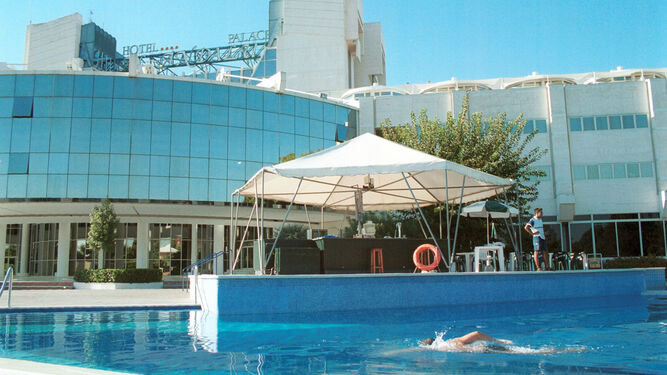El Hotel Al-Andalus cuenta con una piscina de grandes dimensiones.