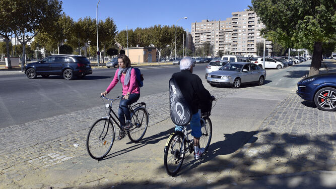 Dos ciclistas se cruzan en la calle Antonio Bienvenida.