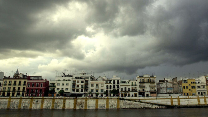 El cielo de Sevilla cubierto de nubes.