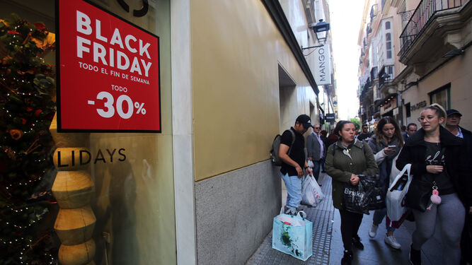 Comercios de la calle Columela de Cádiz con carteles del Black Friday.
